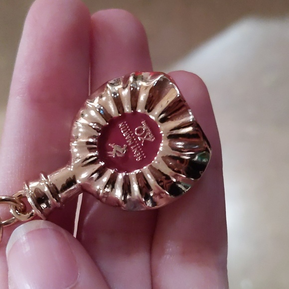 🛒$3 with bundle Remy Martin Goldtone keychain - Picture 4 of 5